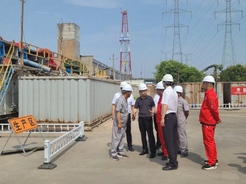 屈永安深入陜西地礦區(qū)研院灃東地?zé)崮芴娲?xiàng)目檢查指導(dǎo)工作看望慰問(wèn)一線(xiàn)員工